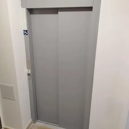 Go Exchange, Block D, 8 * Σεντ Πόλς Μπέι